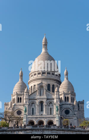 Paris, Frankreich, 12. April 2019: Die Basilika von Sacré-coeur auf dem Hügel Montmartre an einem sonnigen Tag Stockfoto