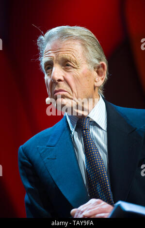 Edward Fox auf der Bühne Hay Festival Werke des späten John Julius Norwich Hay-on-Wye Powys Wales UK lesen Stockfoto