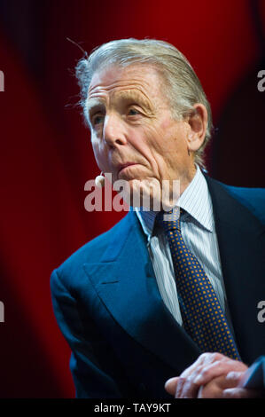 Edward Fox auf der Bühne Hay Festival Werke des späten John Julius Norwich Hay-on-Wye Powys Wales UK lesen Stockfoto