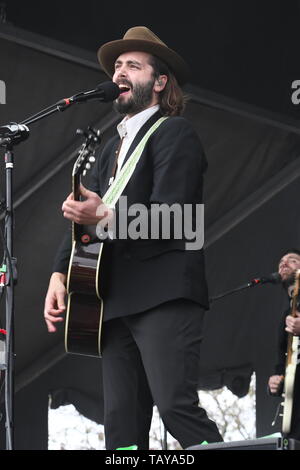 Sänger, Songwriter und Gitarrist Ben Schneider ist dargestellt auf der Bühne während eines 'live' Stand up Konzert Auftritt mit Herrn Huron. Stockfoto