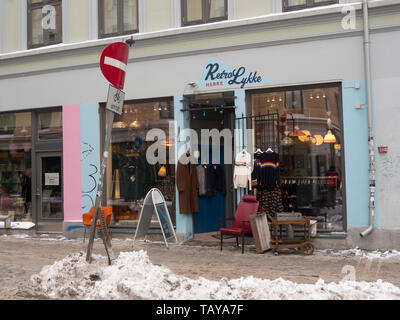 Bunte shop Fassade mit Retro Kleidung für Männer und Home Artikel, eine von vielen ist, die in der populären Grunerløkka Nachbarschaft von Oslo Norwegen Stockfoto