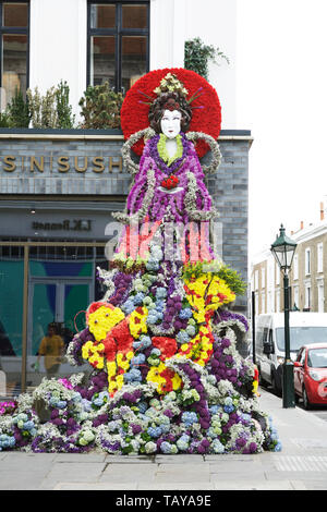 Chelsea in Blüte, London, UK. Japanische Meer Göttin mit floralen Kimono, Blumenkunst. Florist: Inwater Blumen. Royal Borough von Kensington und Chelsea. Stockfoto