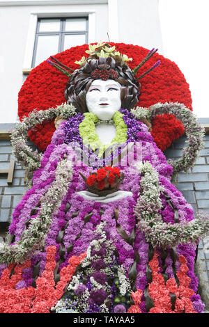 Chelsea in Blüte, London, UK. Japanische Meer Göttin mit floralen Kimono, Blumenkunst. Florist: Inwater Blumen. Royal Borough von Kensington und Chelsea. Stockfoto
