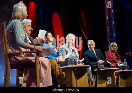 (L - r) Artemis Cooper Antony Beevor Bettany Hughes Simon Schama Edward Fuchs & Joanna Lumley auf der Bühne Hay Festival Werke des späten John Julius Norwich Hay-on-Wye Powys Wales UK lesen Stockfoto