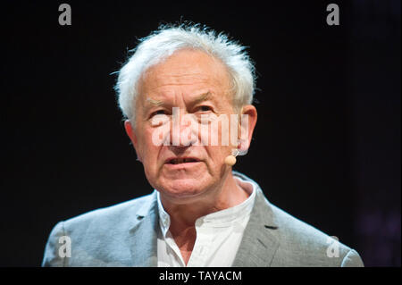 Simon Schama auf der Bühne Hay Festival Werke des späten John Julius Norwich Hay-on-Wye Powys Wales UK lesen Stockfoto