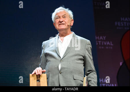 Simon Schama auf der Bühne Hay Festival Werke des späten John Julius Norwich Hay-on-Wye Powys Wales UK lesen Stockfoto