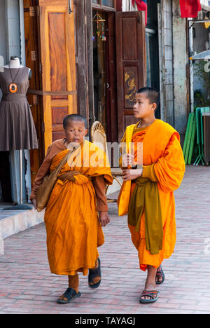Luang Prabang, Laos - Feb 2016: Zwei buddhistische Mönche zu Fuß auf der Straße in der Innenstadt von Luang Prabang Stockfoto