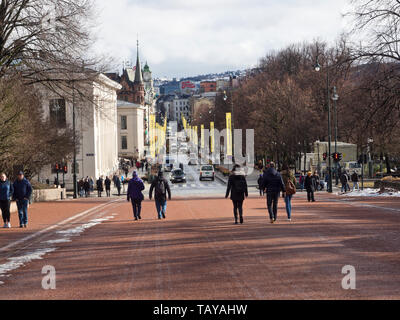 Blick auf Karl Johan Straße im Zentrum von Oslo Norwegen vom Königlichen Palast Park Stockfoto