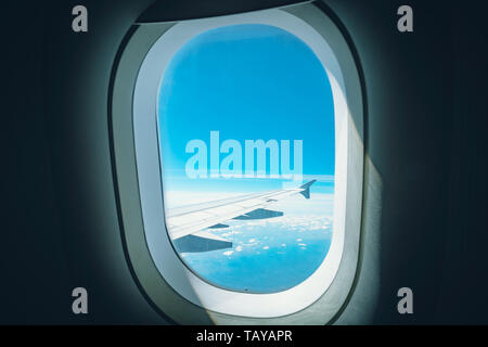 Fenster Blick vom Beifahrersitz auf Commercial Airplane. Die Tragfläche des Flugzeugs können im Fenster angezeigt werden. Stockfoto