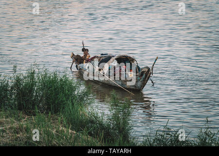 Die Menschen im Boot auf dem Fluss schwimmenden Dorf in Kambodscha Asien. Armen kambodschanischen Familie wohnt in einem Boot auf dem Wasser. Armut in Südostasien. Stockfoto