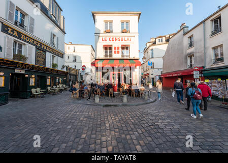 Paris, Frankreich, 12. April 2019: Leute auf der Terrasse des Restaurant Le Consulat in Montmartre am Abend sitzen an einem sonnigen Tag Stockfoto