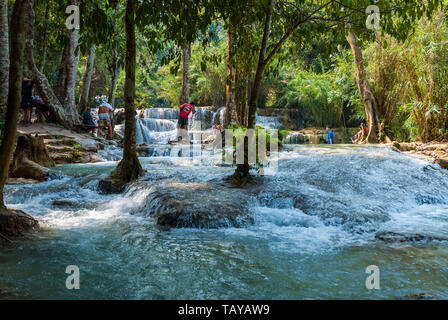 Luang Prabang, Laos - Feb 2016: Menschen schwimmen im Wasser und besuchen Kuang Si Wasserfälle, eine der größten Attraktionen in der Umgebung Stockfoto