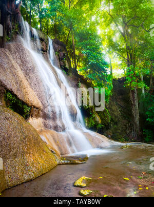 Schönen Wasserfall Sai Yok Noi am Nationalpark, Provinz Kanchanaburi im Westen von Thailand Stockfoto