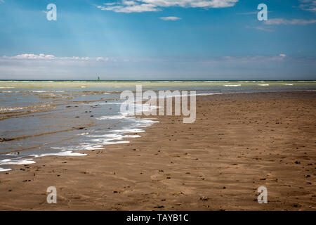 Leeren Strand mit dem Meer Läppen an einem Sandstrand in Worthing, West Sussex, Großbritannien Stockfoto