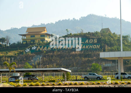 Nakaraj Nakhon, Laos - Feb 2016: Grenzübergang aus Thailand nach Laos bei Chiang Khong-Huay Xai Friendship Bridge mit einem großen Schild "Willkommen in Laos' Stockfoto
