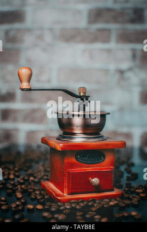Alten hölzernen Kaffeemühle und Kaffeebohnen. Stockfoto