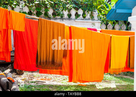 Orange gekleideten Roben aka. buddhistische Mönche Kleidung draußen trocknen, Laos Stockfoto