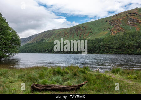 Allgemeine Ansicht entlang Glendalough Upper Lake in Glendalough, County Wicklow, Irland. Stockfoto