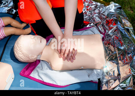 Schulung in Erster Hilfe, Wiederbelebung Demonstration Stockfoto