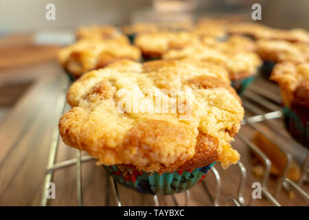 Frisch gebackene Muffins mit Streuseln Stockfoto