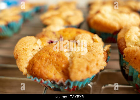 Frisch gebackene Muffins mit Streuseln und Obst Stockfoto