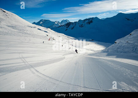 Panoramablick auf die Landschaft, Blick auf das Tal mit Skifahrer eine Skipiste piste im Winter Alpine Mountain Resort Stockfoto