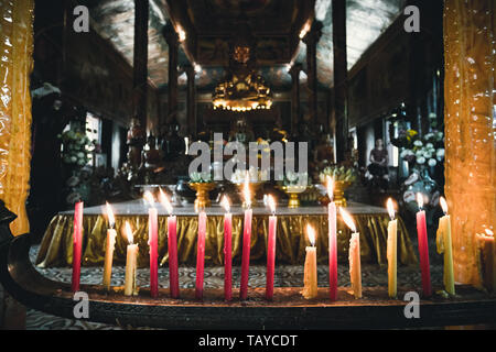 Kerzenlicht form Gebet im Tempel. Bunte Kerzen in einem buddhistischen Pagode. Stockfoto