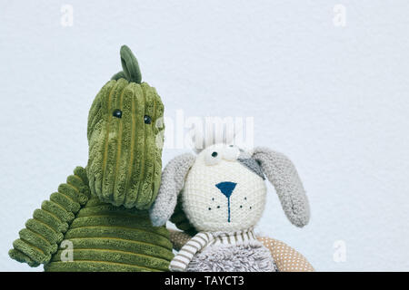 Kinder Spielzeug Plüsch Hase auf einem hellen Hintergrund isoliert. Leiter ein Kaninchen aus der Nähe. Stockfoto