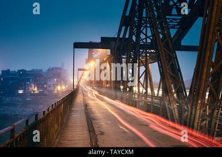 Verkehr auf Long Bien Brücke gegen Stadtbild. Hanoi, Vietnam. Stockfoto