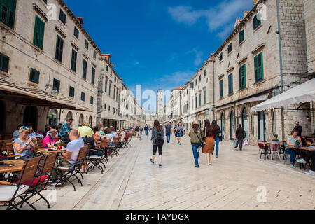 DUBROVNIK, KROATIEN - April 2018: Touristen am Stradun Straße in der Altstadt von Dubrovnik Stockfoto