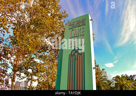 Orlando, Florida. 24. Dezember 2018. Amphitheater Zeichen, Herbst Bäume und Palmen am Lake Eola Park in Orlando Downtown. Stockfoto