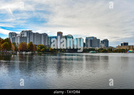 Orlando, Florida. 24. Dezember 2018. Farbenfrohe Gebäude Herbst Wald am Lake Eola Park und Regenbogenfarben Amphitheater am schönen Sonnenuntergang backgroun Stockfoto