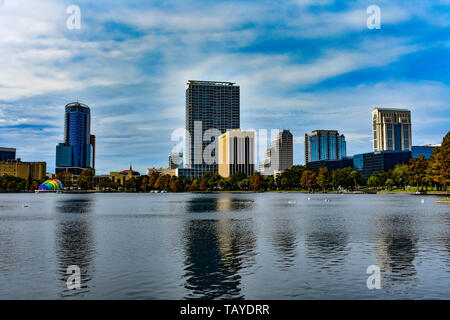 Orlando, Florida. 24. Dezember 2018. Farbenfrohe Gebäude Herbst Wald am Lake Eola Park und Regenbogenfarben Amphitheater am schönen Sonnenuntergang backgroun Stockfoto