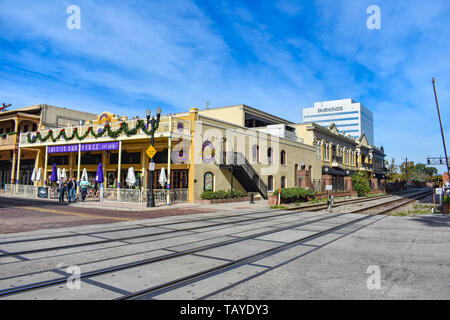 Orlando, Florida. 24. Dezember 2018. Bunte vintage Fußball Pub an Church Street Station in Orlando Downtown. Stockfoto