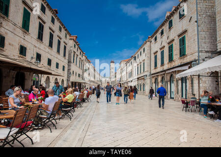 DUBROVNIK, KROATIEN - April 2018: Touristen am Stradun Straße in der Altstadt von Dubrovnik Stockfoto