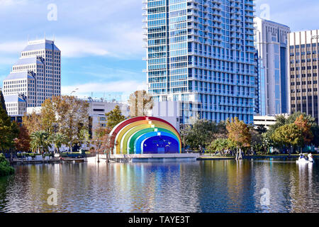 Orlando, Florida. 24. Dezember 2018. Moderne Gebäude, bunte Amphitheater und Herbst Wald am See Eoloa Park in Orlando Downtown. Stockfoto