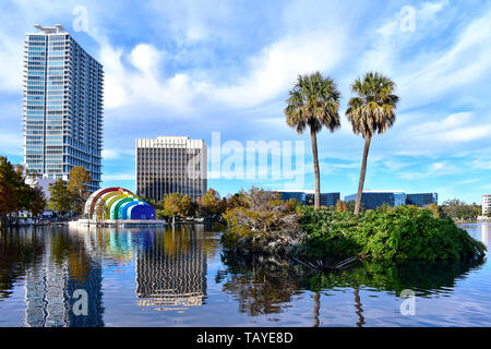 Orlando, Florida. 24. Dezember 2018. Palmen in kleinen Insel, bunte Amphitheater und Gebäude am Lake Eola Park in Orlando Downtown. Stockfoto