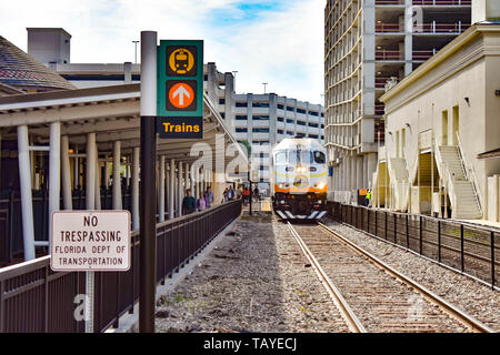 Orlando, Florida. 24. Dezember 2018. Zug an der Church Street Station in Orlando Downtown. Stockfoto