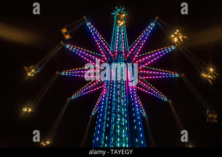 Orlando, Florida. Januar 19, 2019 Kind estatuel in Star Flyer Anziehung und seitlichem Blick in Orlando International Drive (2) Stockfoto