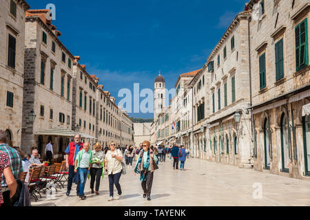 DUBROVNIK, KROATIEN - April 2018: Touristen am Stradun Straße in der Altstadt von Dubrovnik Stockfoto