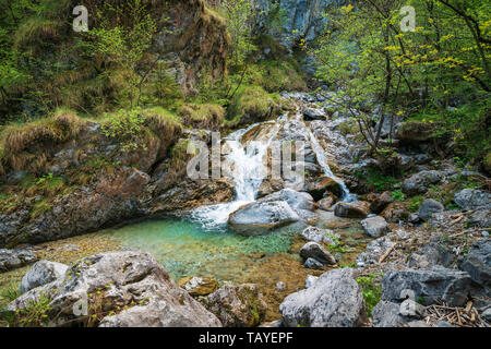 Tolle Aussicht von der Vertova torrent bei Sonnenuntergang, in der Mitte des Orobiche Berge mit seinen wunderschönen kleinen Wasserfällen. Stockfoto