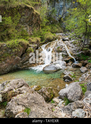 Wunderbare Aussicht auf die vertova Torrent bei Sonnenuntergang, in der Mitte des Orobiche Berge mit seinen wunderschönen kleinen Wasserfällen. Stockfoto