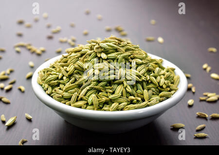 Fenchel Samen in einer Schüssel auf einem Holztisch Stockfoto