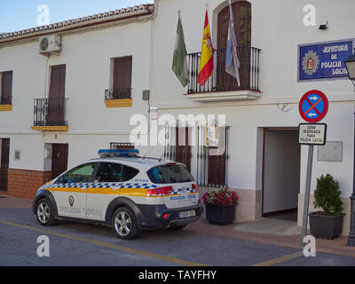 Ein Polizei Auto außerhalb der Polizeistation in der kleinen Stadt Pizarra in Andalusien, Spanien geparkt auf einen heißen April Nachmittag. Stockfoto