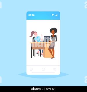 Mix rennen Geschäftsfrauen in Kaffeepause Kollegen diskutieren Kommunikation teamwork Konzept voller Länge der Bildschirm des Smartphones mobile Anwendung Stock Vektor