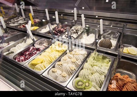 Verschiedene Arten von gelato Eis am Schaufenster Anzeige in Dessert shop Stockfoto