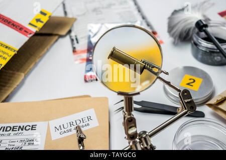 Experten der Polizei untersucht eine bullet Gap im wissenschaftlichen Labor mit Lupe Stockfoto