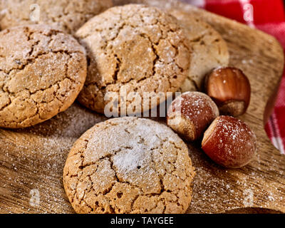 Haferflocken Cookies und Mutter Cookies mit crack Muster auf Schneidebrett Stockfoto