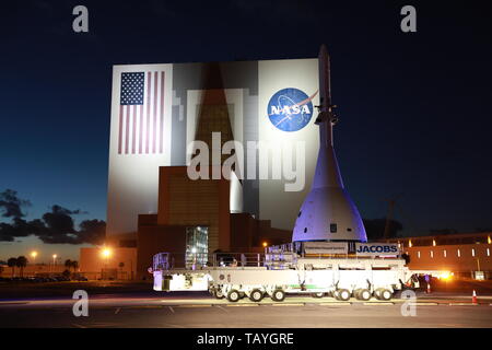 Eine Testversion der NASA Orion crew Modul mit der beigefügten Launch Abort System wird durch die KAMAG Transporter Vergangenheit Vehicle Assembly Building im Kennedy Space Center, 22. Mai 2019 in Cape Canaveral, Florida transportiert. Die Orion Test überprüft die LAS Sie steuern die Crew Modul und Astronauten zu Sicherheit, wenn ein Notfall während des Aufstiegs auf dem Space Launch Rocket System auftritt. Stockfoto