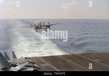 1. November 1993 Operation Continue Hope. Ein E-2C Hawkeye wird auf dem US-amerikanischen Flugzeugträger USS Abraham Lincoln im Indischen Ozean landen, 50 Meilen vor Mogadischu, Somalia. Stockfoto